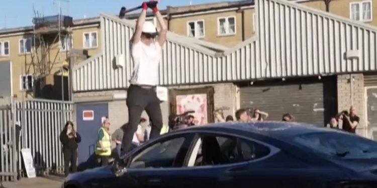 Londra, attivisti distruggono una Tesla come protesta contro Elon Musk, 2025