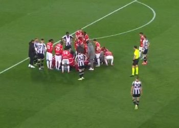 Mike Maignan a terra dopo l'infortunio (Foto: screen da X)