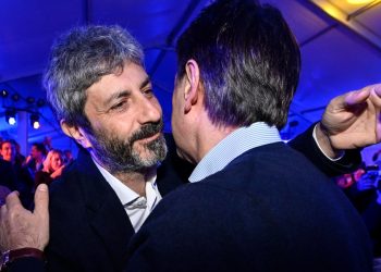 Roberto Fico con Giuseppe Conte (di spalle) (Ansa)