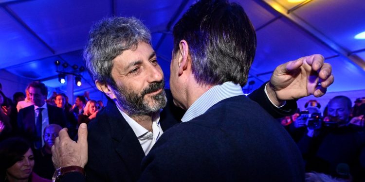 Roberto Fico con Giuseppe Conte (di spalle) (Ansa)