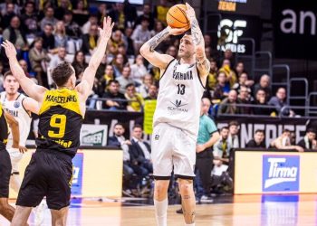 Tommaso Baldasso al tiro contro Marcelinho Huertas in Tenerife Tortona (da facebook.com/DerthonaBasket)