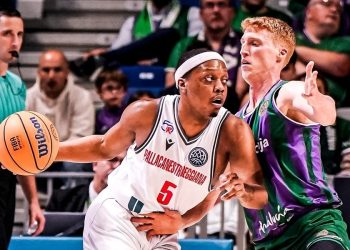 Cassius Winston contro Alberto Diaz in Unicaja Malaga Reggio Emilia (da facebook.com/pallacanestroreggiana)