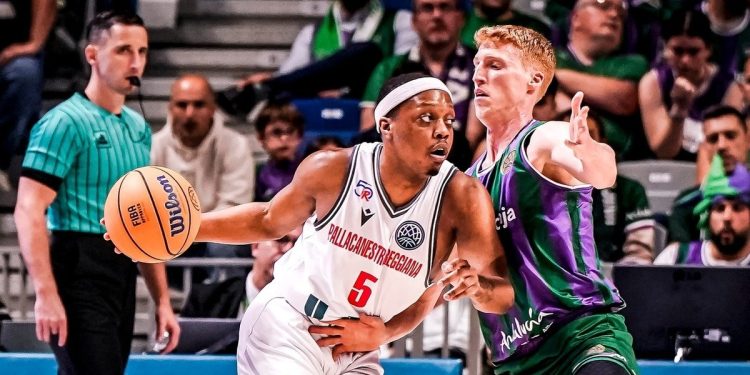 Cassius Winston contro Alberto Diaz in Unicaja Malaga Reggio Emilia (da facebook.com/pallacanestroreggiana)