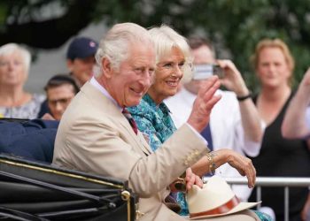 regalo carlo camilla anniversario