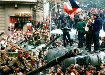 A Praga, giovani sventolano la bandiera cecoslovacca davanti ai soldati sovietici, 21 agosto 1968 (Ansa)