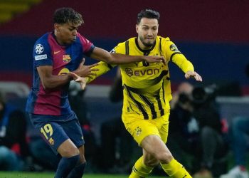 Lamine Yamal sfida Rami Bensebaini in Barcellona Borussia Dortmund (Foto ANSA)