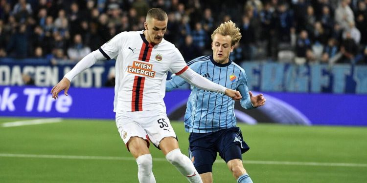 Nenad Cvetkovic contro Oskar Fallenius in Djurgarden Rapid Vienna (Foto ANSA)