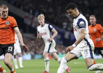 Dominic Solanke al tiro contro Rasmus Kristensen in Tottenham Eintracht (Foto ANSA)