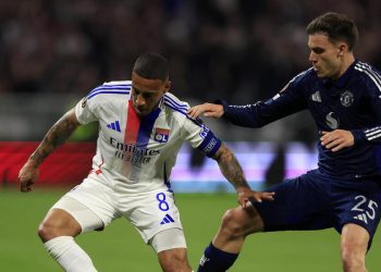 Corentin Tolisso contrastato da Manuel Ugarte in Lione Manchester United (Foto ANSA)