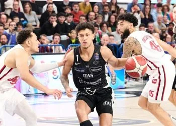 Quinn Ellis supera Denzel Valentine e Colbey Ross in Trento Trieste (da facebook.com/AquilaBasketTN)