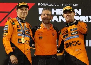 Oscar Piastri, Andrea Stella e Lando Norris sul podio del Gp Bahrain in Formula 1 (Foto ANSA)