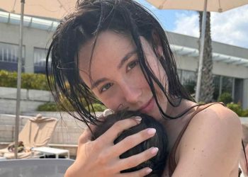 aurora ramazzotti figlio suona piano