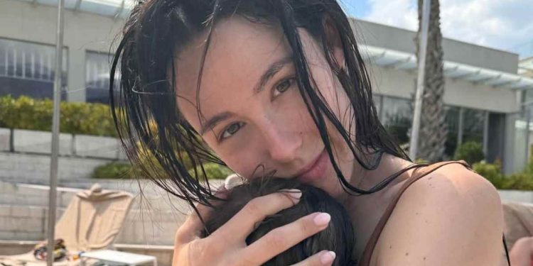 aurora ramazzotti figlio suona piano