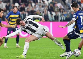 Dusan Vlahovic con la Juventus contro la difesa del Parma (Foto ANSA)