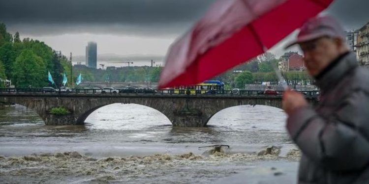 Maltempo in Piemonte: il Po in piena in centro Torino
