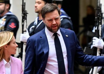 Giorgia Meloni, presidente del Consiglio, con il vicepresidente Usa JD Vance a Palazzo Chigi (Ansa)