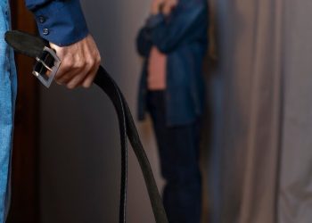 Bambino piccolo che subisce abusi da parte del genitore con cintura