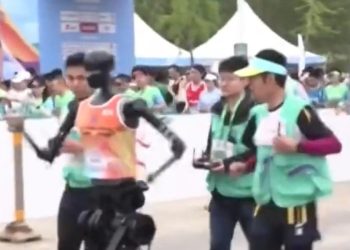 Maratona tra umani e robot umanoidi, Pechino 2025 (Foto: Il Messagero)