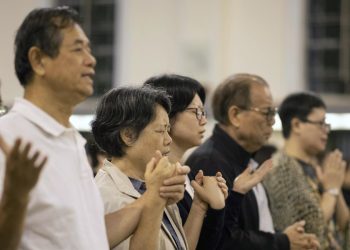 Fedeli cattolici durante una celebrazione a Hong Kong (Ansa)