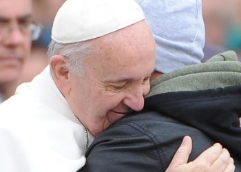 Papa Francesco abbraccia un uomo e sorride (Foto: ANSA - 2015)