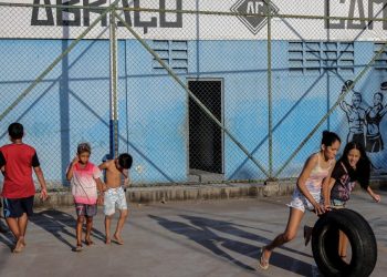 Bambini giocano in una favela del Brasile (Ansa)