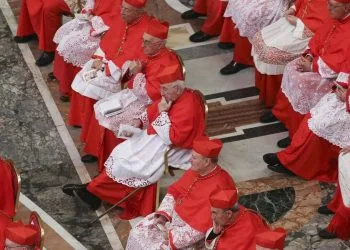 Cardinali nella Basilica di San Pietro in occasione di un concistoro, nel 2016 (Ansa)