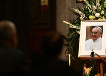 Fedeli in adorazione davanti ad una foto di Papa Francesco (ANSA/EPA)