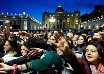 Fedeli in Piazza San Pietro (Ansa)
