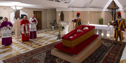 La salma di Papa Francesco e il cardinale Kevin Joseph Farrell