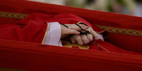 Dettaglio sulle mani della salma di Papa Francesco