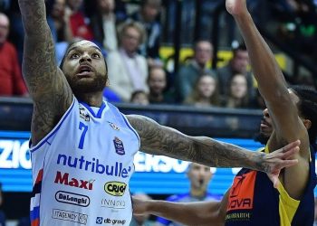 D'Angelo Harrison a canestro contro Elijah Stewart in Treviso Scafati (da facebook.com/trevisobasket)