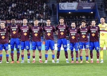 La Reggiana schierata in campo (da facebook.com/acreggiana1919official)