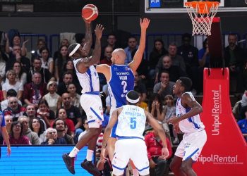 Jalen Barford contro Miro Bilan in Reggio Emilia Brescia (da facebook.com/pallacanestroreggiana)