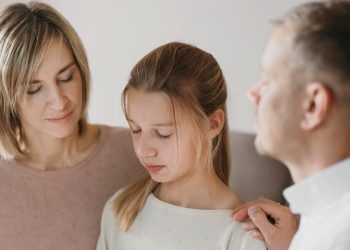 Genitori e figlia adolescente