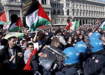 In piazza Duomo a Milano in occasione del 25 aprile 2024 (Ansa)