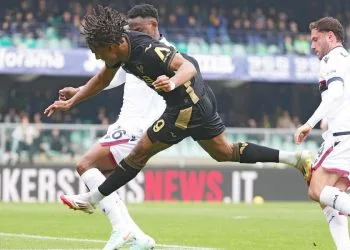 Amin Sarr al tiro con la maglia del Verona (Foto ANSA)