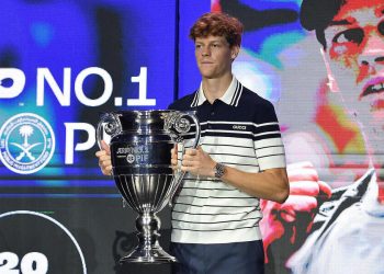 Jannik Sinner con il trofeo di numero 1 Atp a fine 2024 (Foto ANSA)