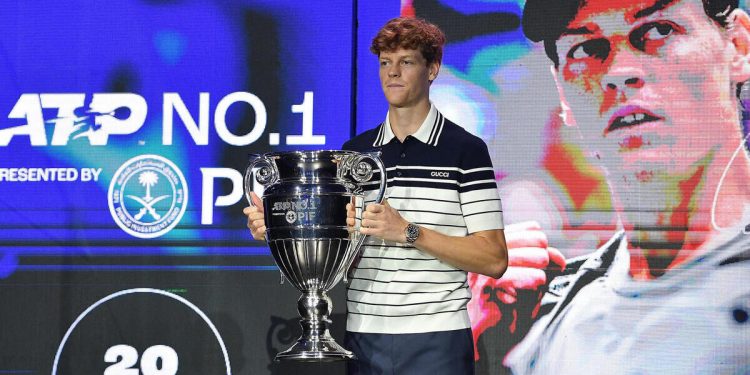 Jannik Sinner con il trofeo di numero 1 Atp a fine 2024 (Foto ANSA)