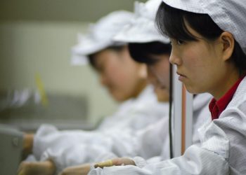 Operaie cinesi al lavoro (Ansa)