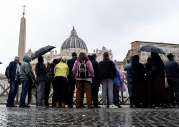 Fedeli in fila per l'ultimo saluto a papa Francesco (Ansa)