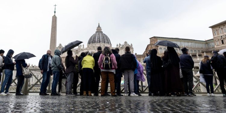 Fedeli in fila per l'ultimo saluto a papa Francesco (Ansa)