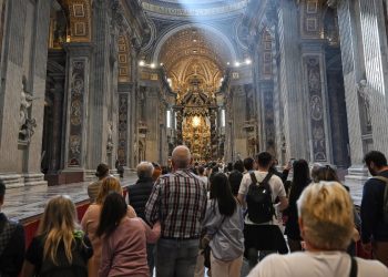 Fedeli in San Pietro per l'ultimo saluto a papa Francesco (Ansa)
