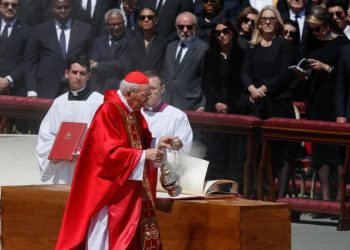 Il card. Giovanni Battista Re mentre incensa la bara di papa Francesco (Ansa)