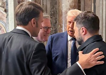 L'incontro all'interno della basilica di San Pietro tra Emmanuel Macron, Keir Starmer, Donald Trump e Volodymyr Zelensky (Ansa)