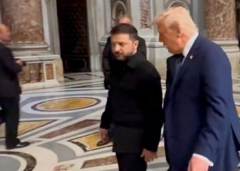 Donald Trump e Volodimyr Zelensky camminano dentro San Pietro (Foto: ANSA)