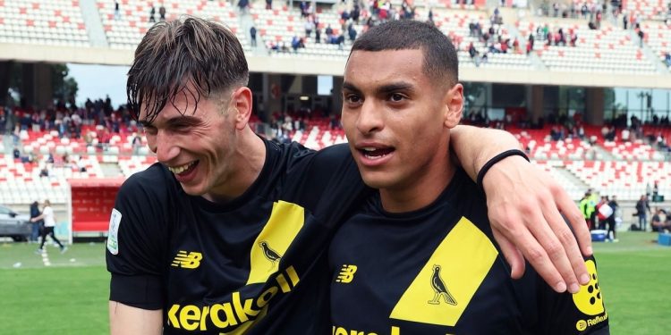 Cristian Cauz e Riyad Idrissi esultano con il Modena (da facebook.com/modenafc)