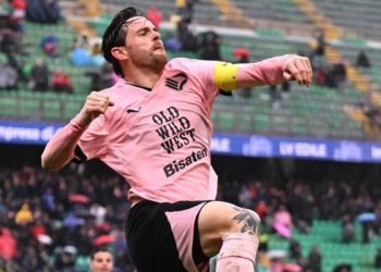 Matteo Brunori esulta con la maglia del Palermo (da facebook.com/PalermoFc1900)