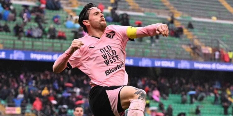 Matteo Brunori esulta con la maglia del Palermo (da facebook.com/PalermoFc1900)