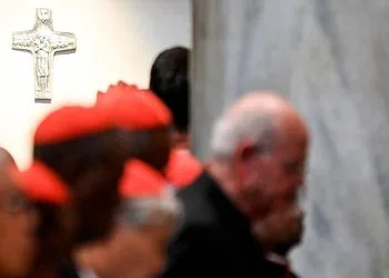 Cardinali nella Basilica di Santa Maria Maggiore per l'omaggio a Papa Francesco (Ansa)