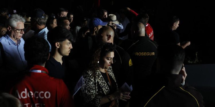 Gli spettatori lasciano la Caja Magica dopo il Madrid Open (Foto ANSA)